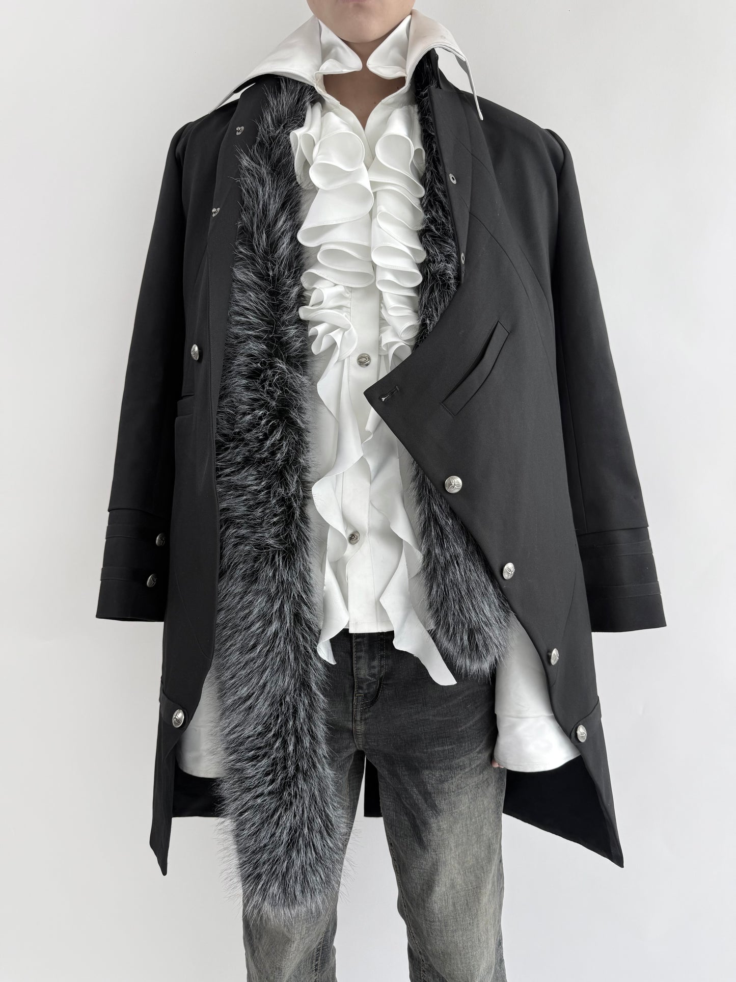 SILENT V COURT RUFFLE SHIRT