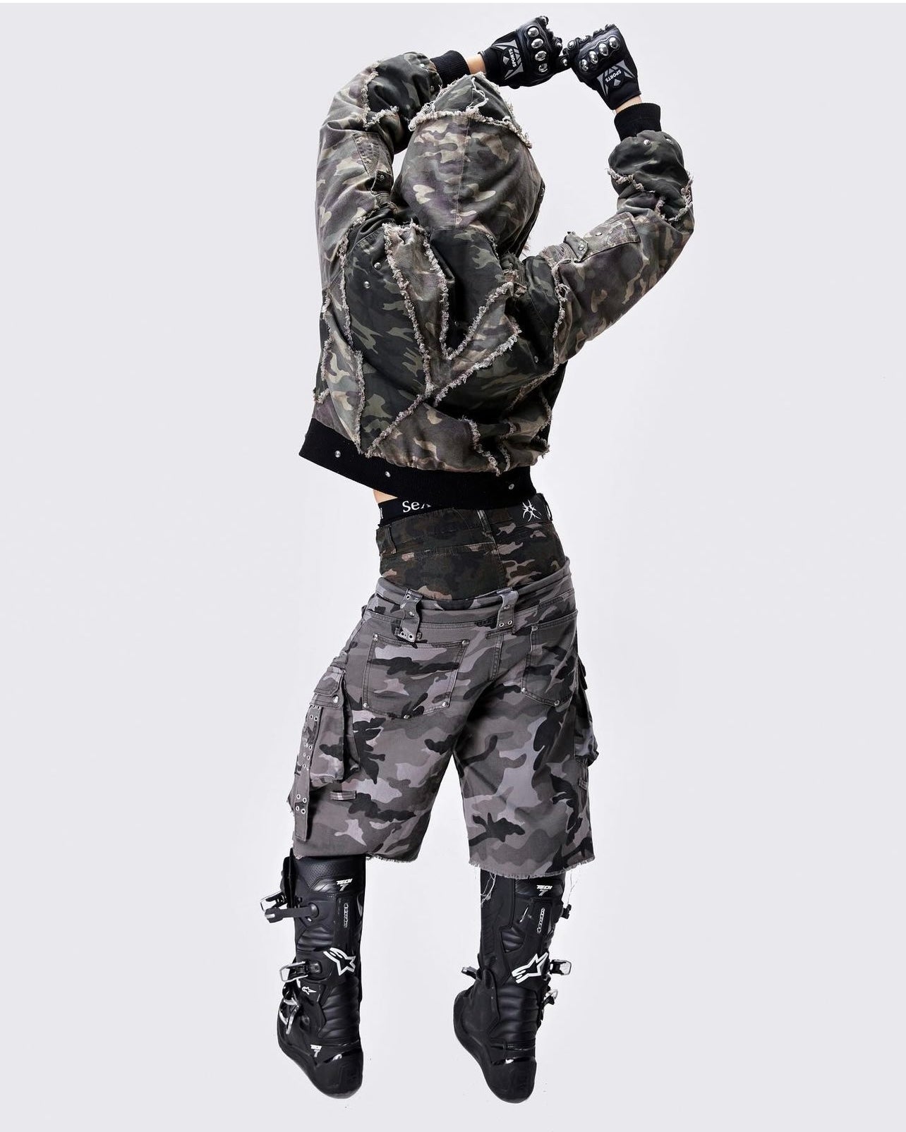 "005 CHAOS DREAM" WAXED CAMO JORTS