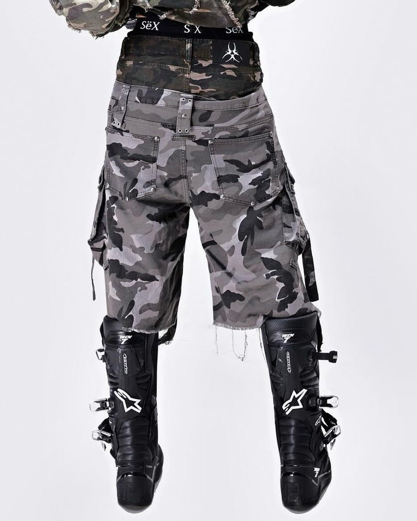 "005 CHAOS DREAM" WAXED CAMO JORTS